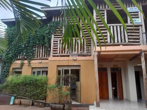 Hoima House | BeezBinn
