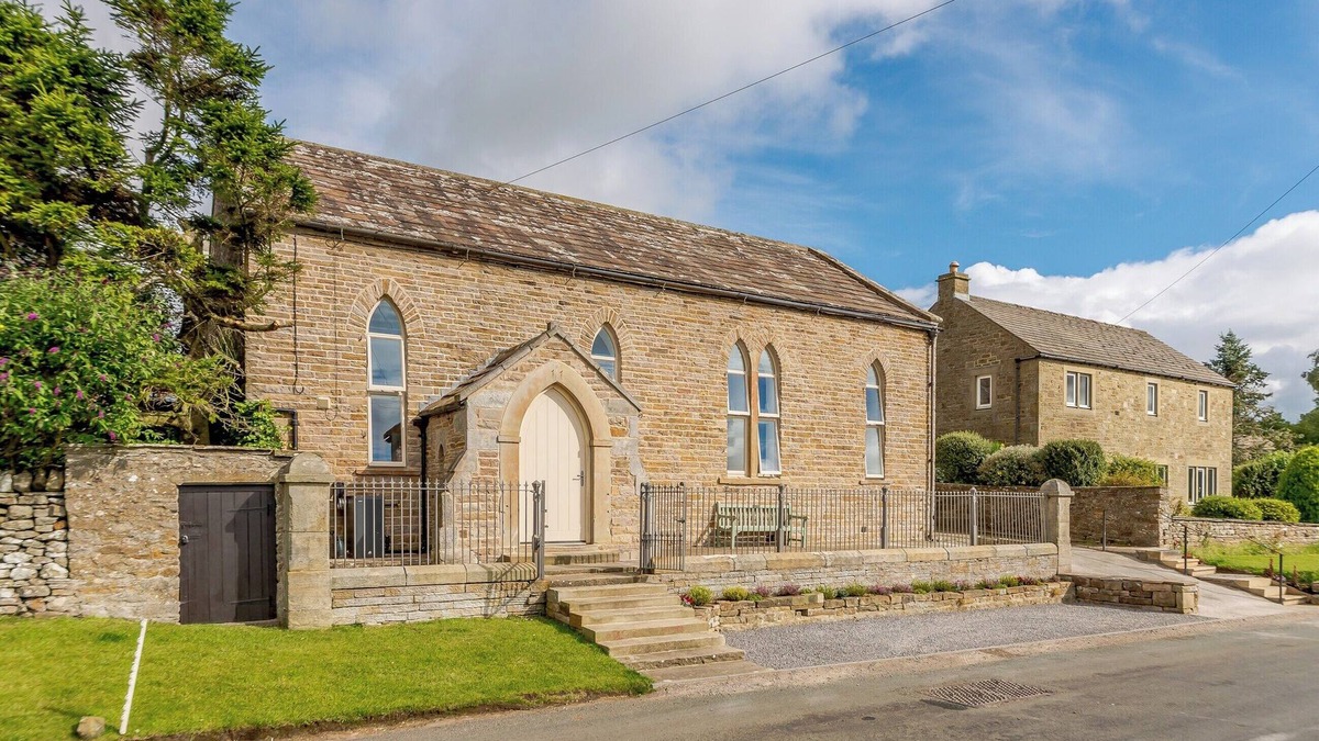 Leyburn Cottage | Behind the beautiful arched door way is the luxurious interior of Church Manor.