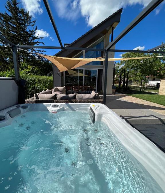 Balatonkenese Villa | Beige Villa Balatonkenese