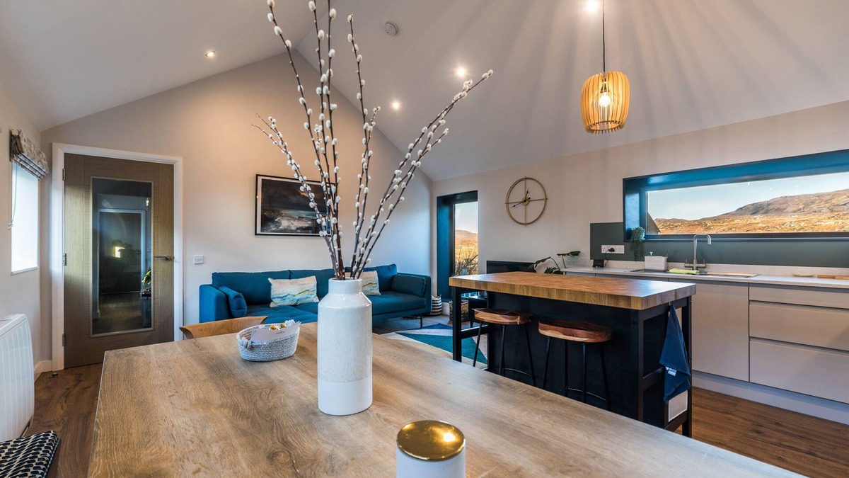 Aisgernis House | BEINN MHOR VIEW, family friendly, with a garden in Lochboisdale
