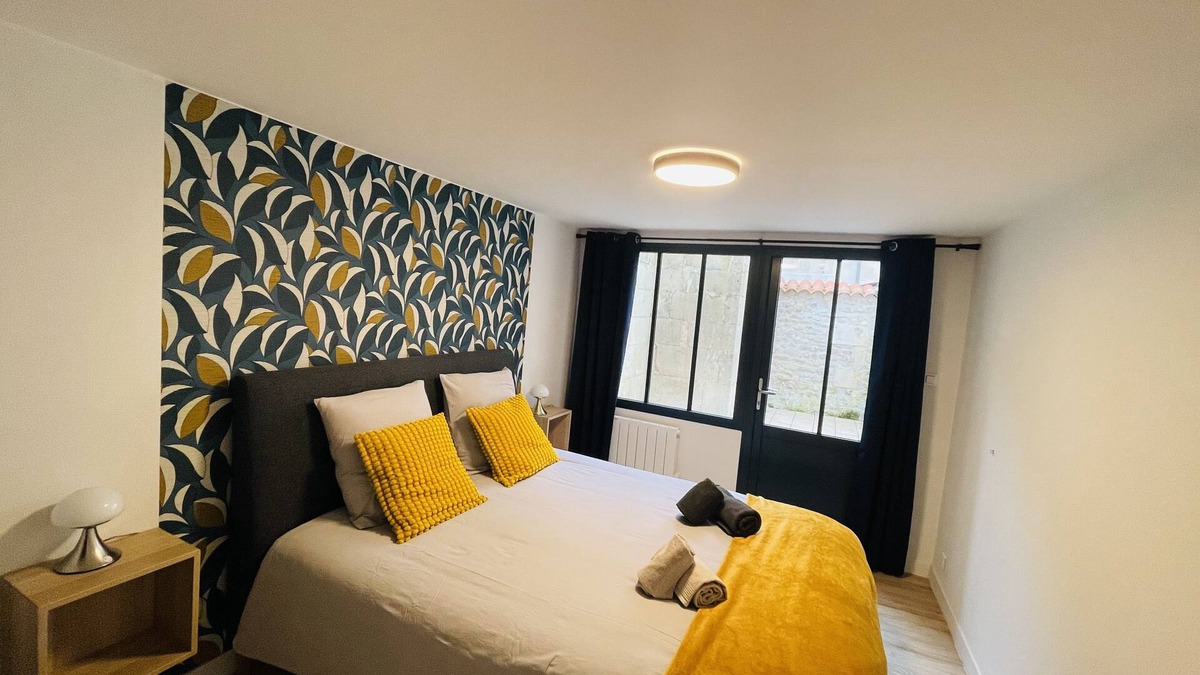 Saint-Jean-d'Angely Apartment | Bel Appartement Avec Cour Privée