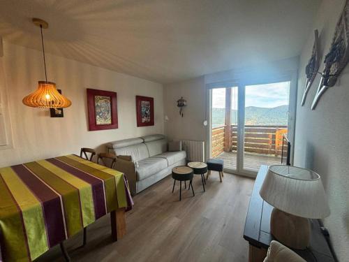 Les Angles Apartment | Bel appartement T2 cabine avec vue sur lac, balcon et parking couvert - FR-1-593-4