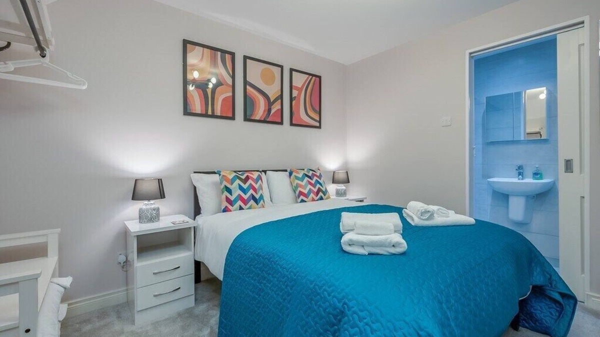 Belfast City Centre House | Belfast City Centre, modern 3 bed 3 bathroom + parking by StayByNumbers