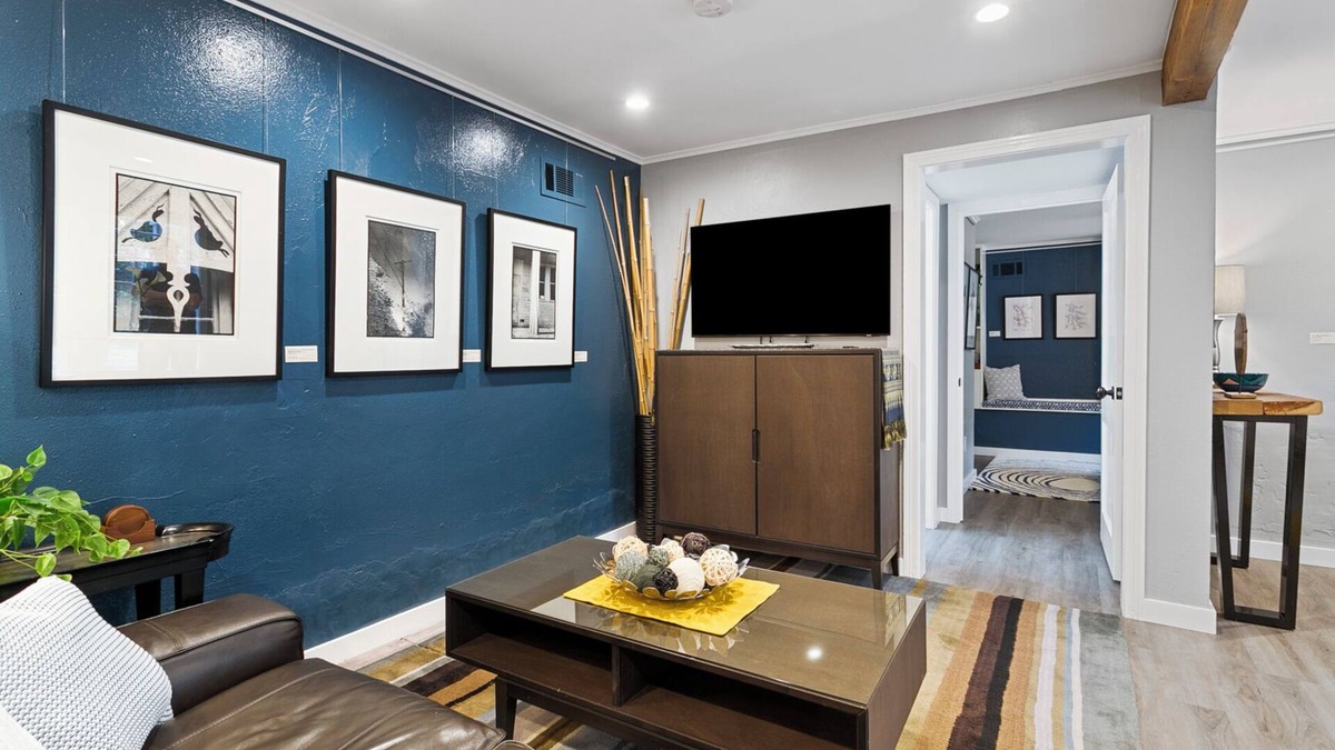 Greater Belhaven House | Belhaven Arts Hideaway: 1932 craftsman guest suite featuring local artists
