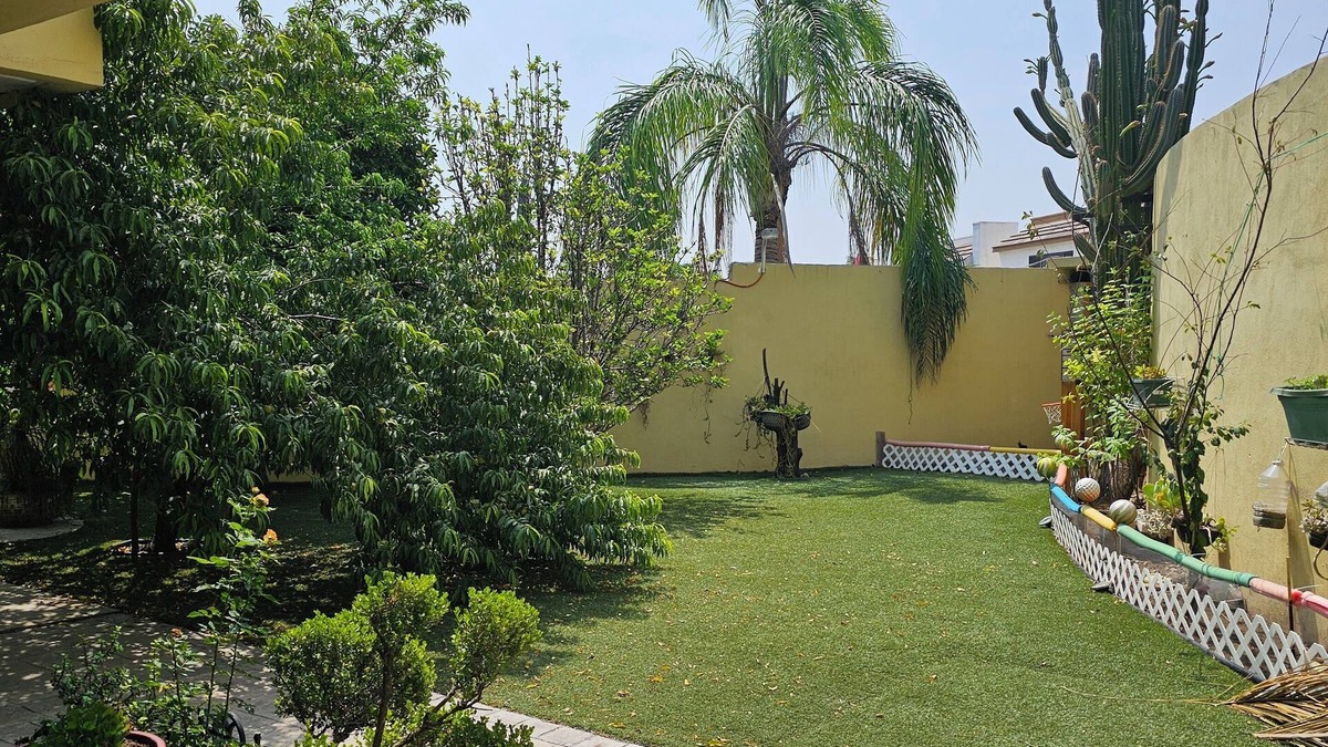 Monterrey House | Bella Casa con Jardín en Cerradas de Cumbres