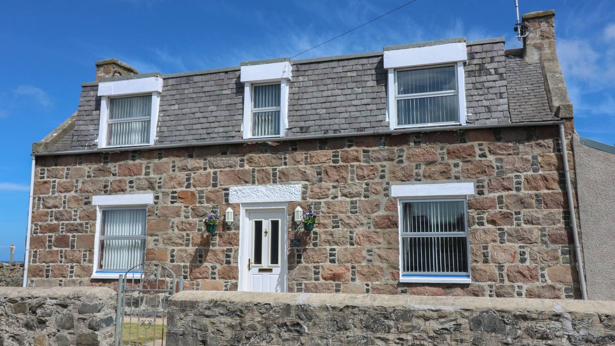 St Combs Cottage | BELLA'S BEACH COTTAGE, pet friendly, with a garden in Fraserburgh
