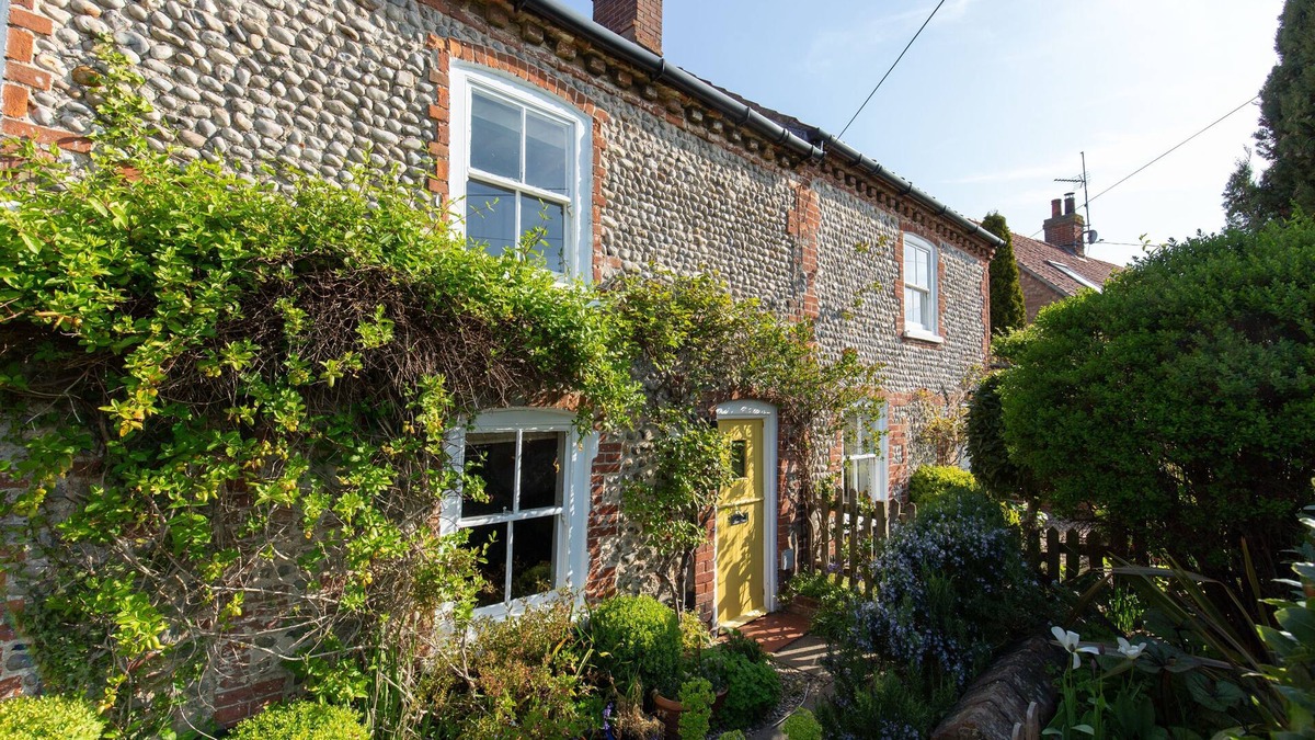 Stiffkey Cottage | Bella's Cottage - a self catering cottage that sleeps 3 guests in 2 bedrooms