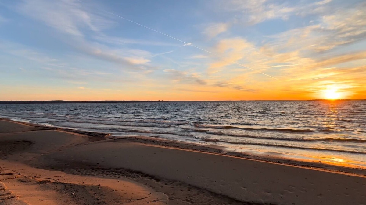 Huntington House | Bella Spiaggia! Long range big water views and SANDY BEACH front property!