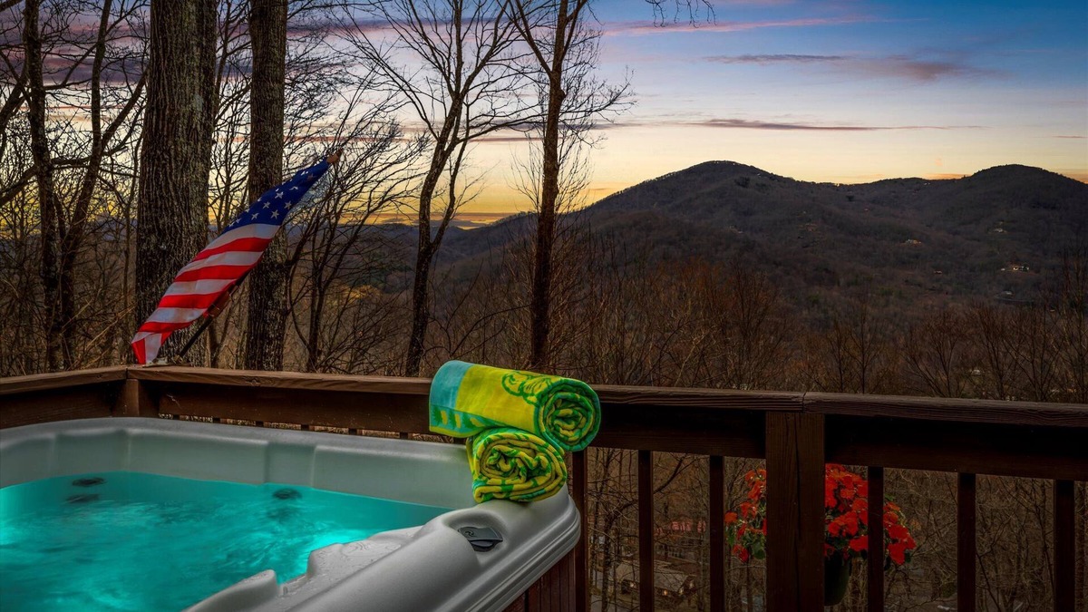 Maggie Valley Cabin | Bella Vista~ Highly Rated~ Clean Cabin ~ Hot Tub ~ Beautiful View ~ Pets Allowed