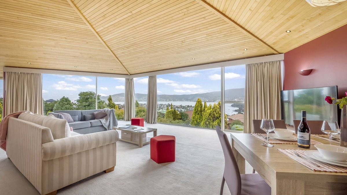 Bellerive House | BELLA VISTA. Large Family Home. Views Forever.
