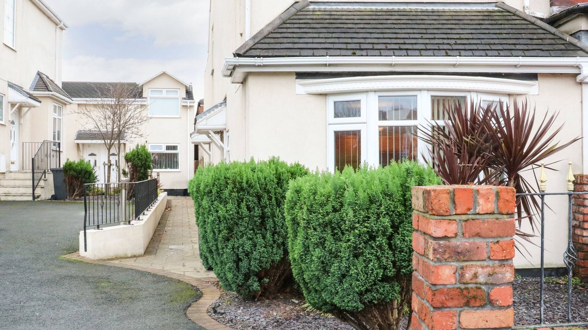 Southport Cottage | BELLA VITA, pet friendly, with a garden in Southport