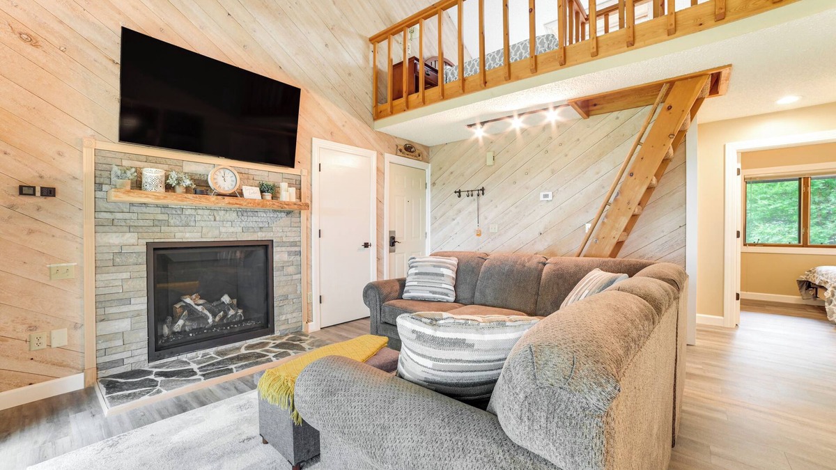 Bellaire Condo | Bellaire Ski Condo: 1 Mi to Summit Mountain!