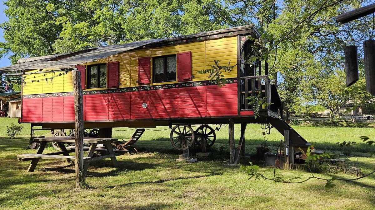 Sigalens Cabin | Belle des Prés" caravan, Nordic bath and shared pool.