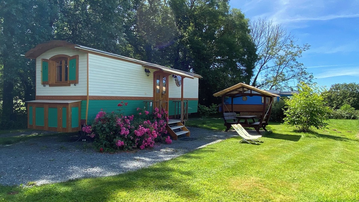 Saint-Pardoux House | Belle Epoque Trailer of Saint-Pardoux 63440 2 places