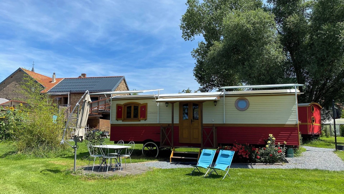 Saint-Pardoux House | Belle Epoque Trailer of Saint-Pardoux 63440 2 places