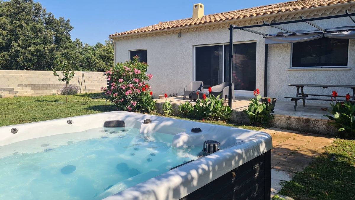 Bollene Villa | Belle Maison Avec Jacuzzi en Provence