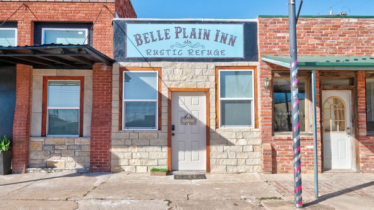 Baird Apartment | Belle Plain Inn Rustic Refuge