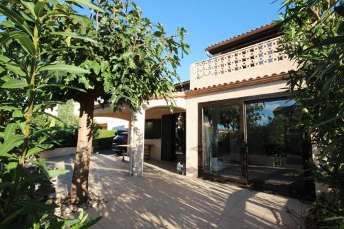 Portiragnes-Plage Villa | Belle villa d'angle spacieuse climatisée, de tout confort dans domaine PORTES DU SOLEIL, ACCES PISCINES PAYANT EN SUPPL - 3 chambres, 6 couchages, wifi, 400m de la mer LRPDSJ7