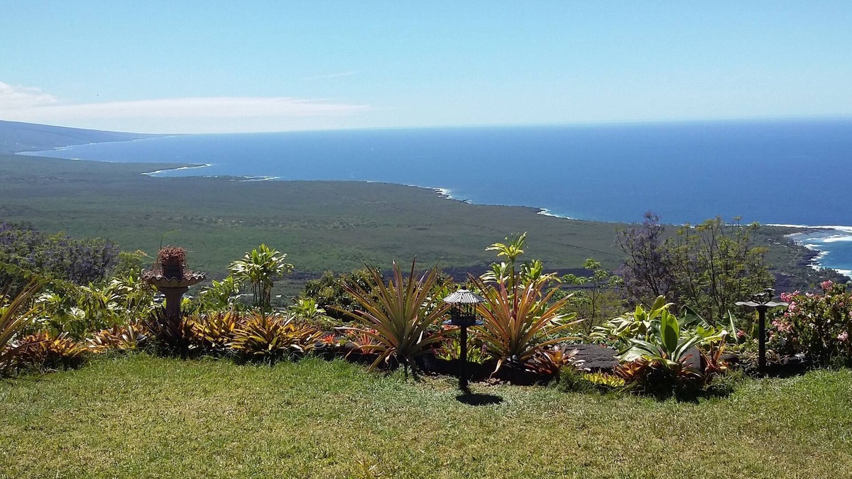 Honaunau-Napoopoo Bed & Breakfast | Belle Vue Kona B&B Orchid Suite - Breathtaking Views and Island Comfort
