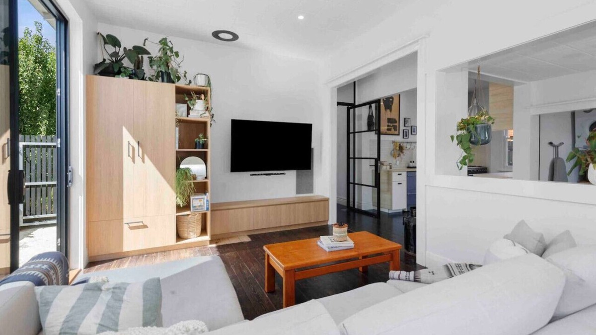 South Geelong House | Bellerine cottage- GMHBA, river, hospital closes