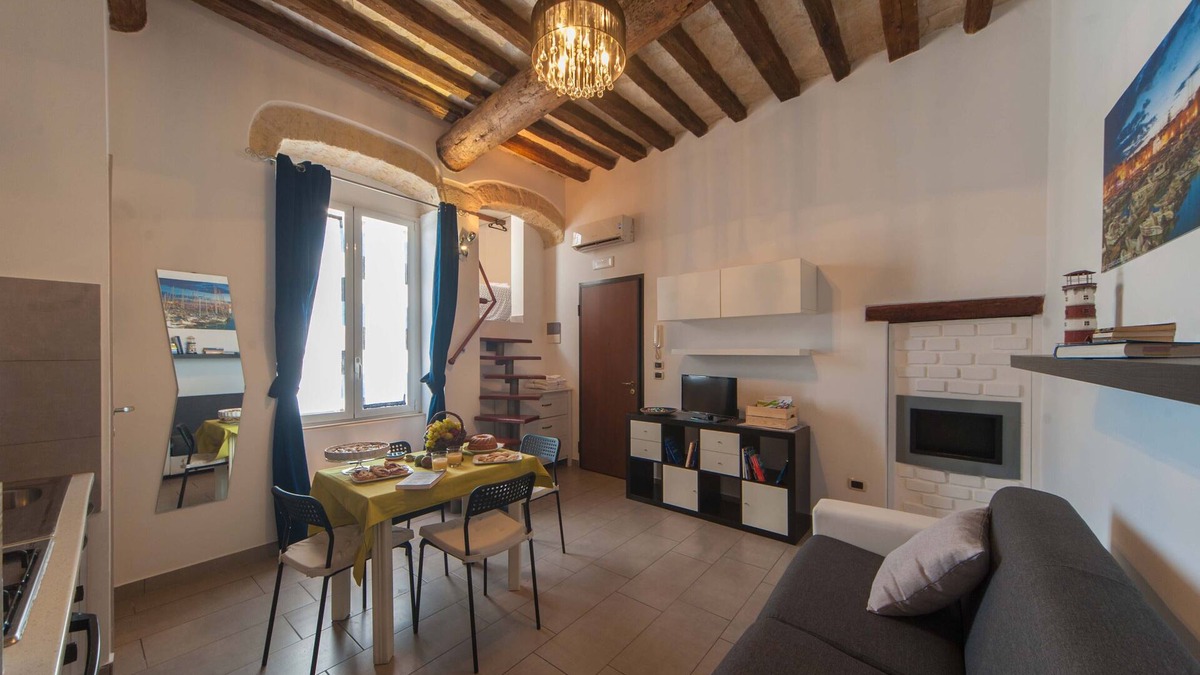 Trani House | Belleville Holiday Home - a stone's throw from the Cathedral