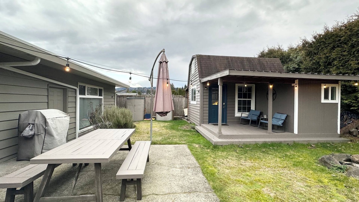 East Lake Hills Apartment | Bellevue Guesthouse by Lake Sammamish- EV, Patio