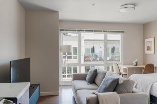 West Bellevue Apartment | Bellevue studio w gym pet area nr shopping SEA-620