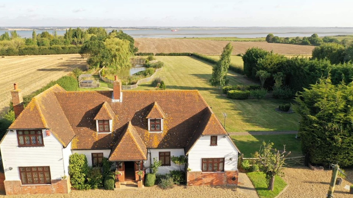 Bradwell-on-Sea Cottage | Bellropes Countryside Retreat - sleeps 27 guests in 14 bedrooms