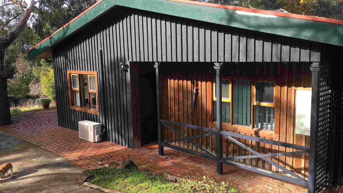 Bellbrae Villa | Bells Estate Bush Garden Cottage (pet friendly)