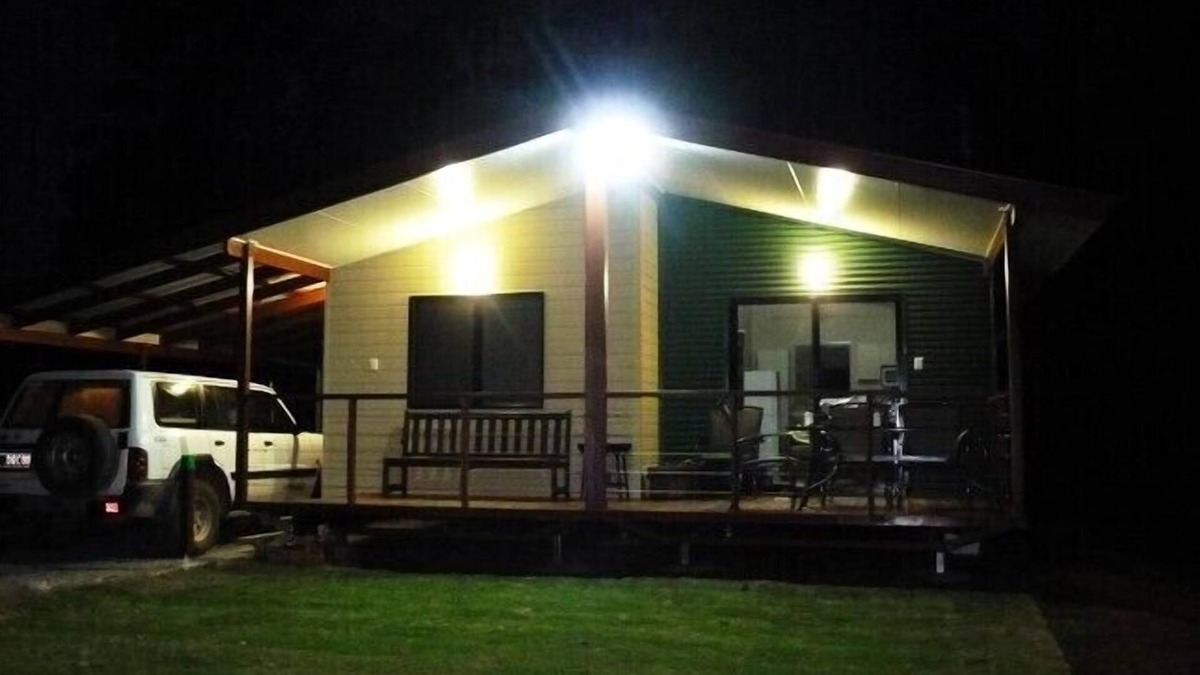 Bellthorpe Cabin | Bellthorpe Stays- Bowerbird Cabin: nature-based accommodation. Pooches permitted