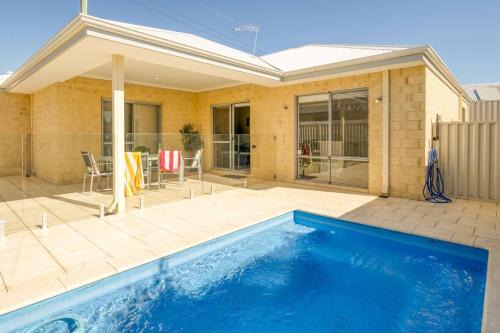Belmont Villa | Belmont Beauty - Relaxing Poolside Stay for Families