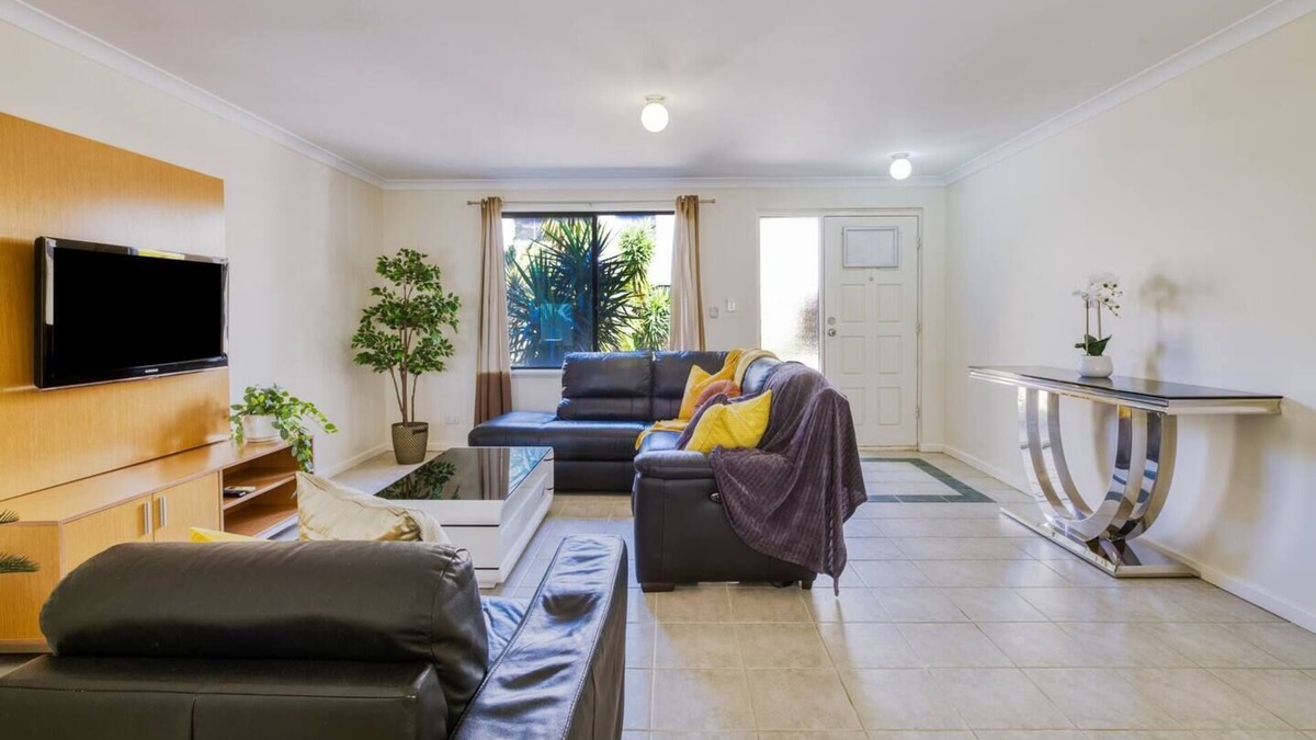 Belmont House | Belmont Comfort Central and Light filled Stay
