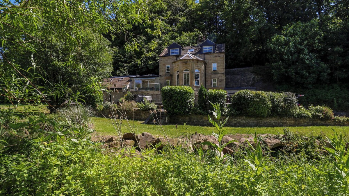 Halifax Cottage | BELVEDERE FARM, pet friendly, with hot tub in Hipperholme