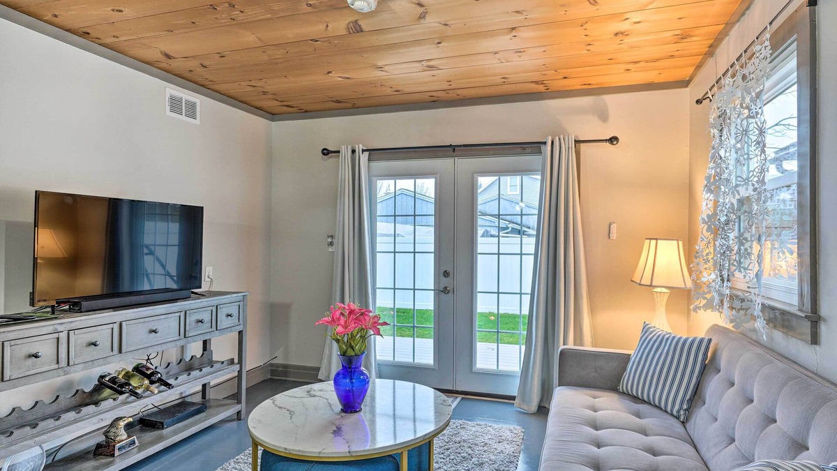 Bemus Point Apartment | Bemus Point Vintage Suite w/Soaking Tub & Kitchen