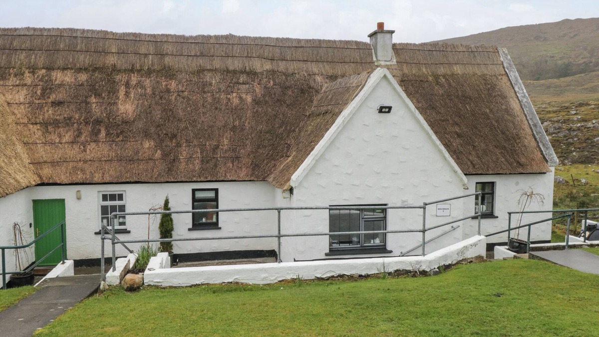 Oughterard Cottage | BEN BRACK, pet friendly, with open fire in Oughterard, County Galway