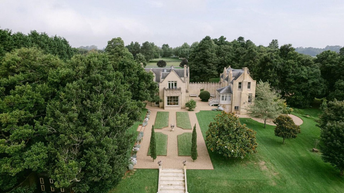 Robertson House | Ben Huon Manor Luxury House for 10 - Robertson NSW - Magnificent Gardens & Views