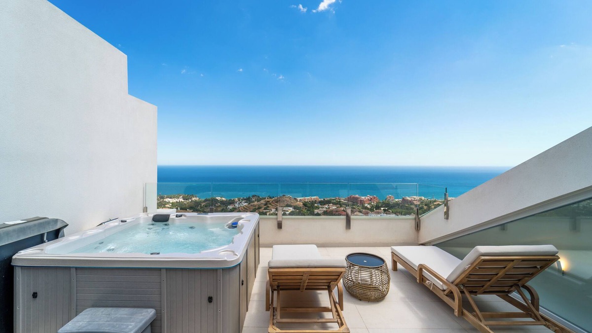 La Capellania Apartment | Benalmadena Luxury 4 Bed Apartment Jacuzzi