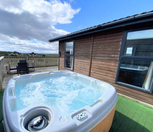 Kelty Ski Chalet | Benarty 11 with Private Hot Tub - Fife - Loch Leven - Lomond Hills - Pet Friendly