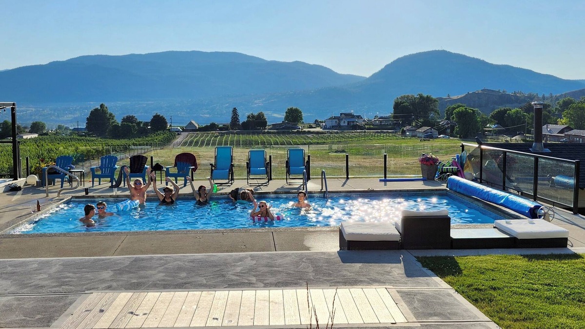 Okanagan-Similkameen House | Benchview Estate - pool, views, premium location! Licence # 00115339