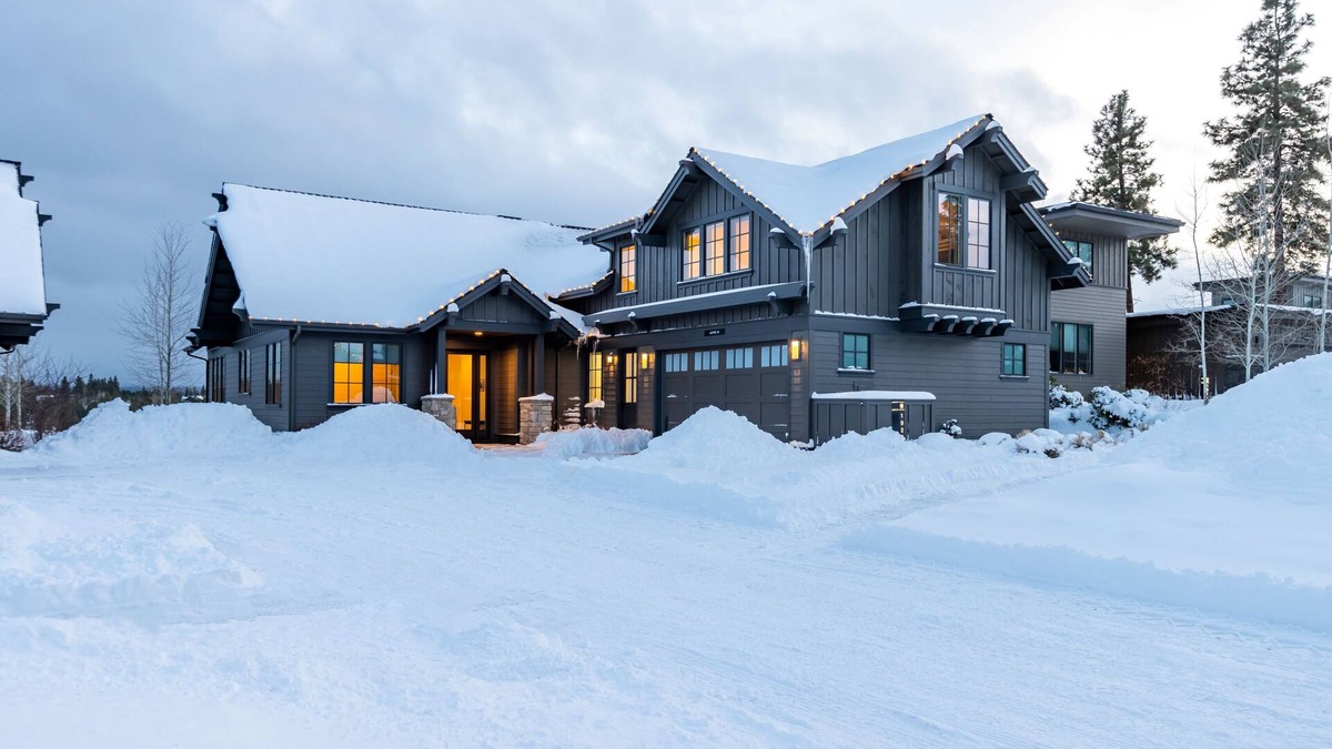 Bend House | Bend summer fun ~ spacious ~ resort pool + amenities ~ free concert shuttle ~ 🐶