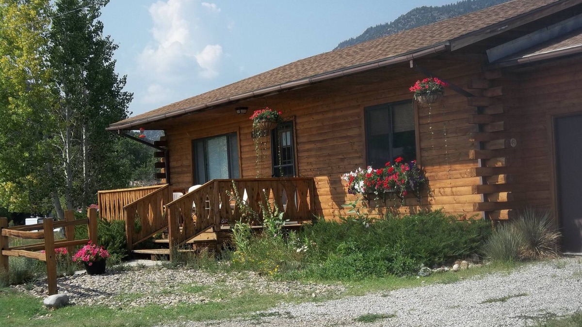 Poncha Springs Cabin | Bender's Log Cabin 'Your Home Away from Home'nSTR25-087