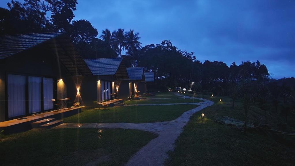 Virajpet Resort | Bendheka - Cliff Front Cottages Coorg