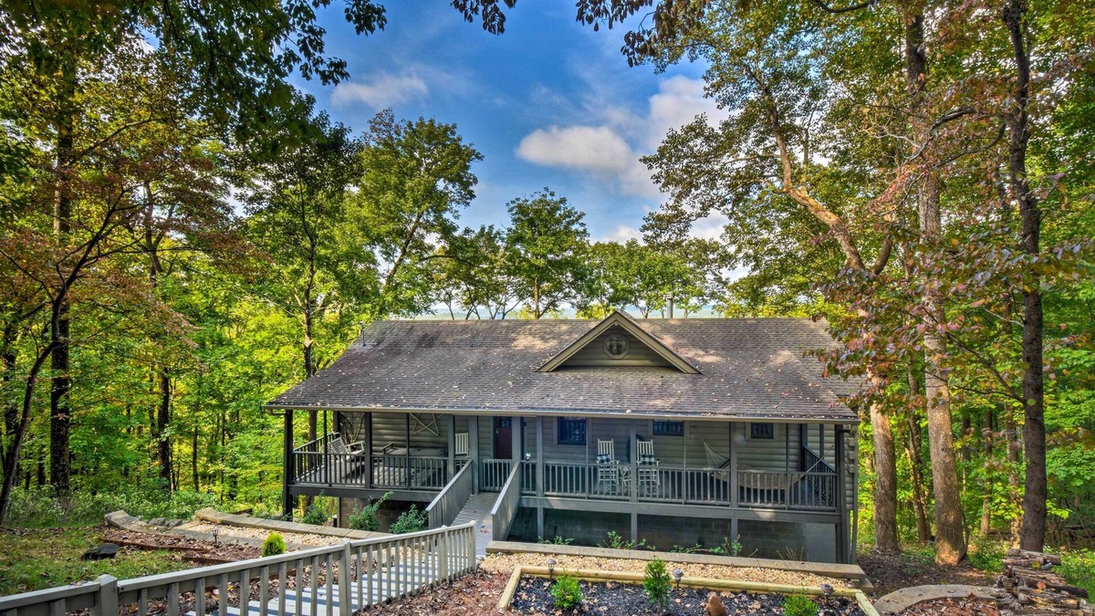 Tate Cabin | Bent Tree Cabin with Mountain & Lake Views!