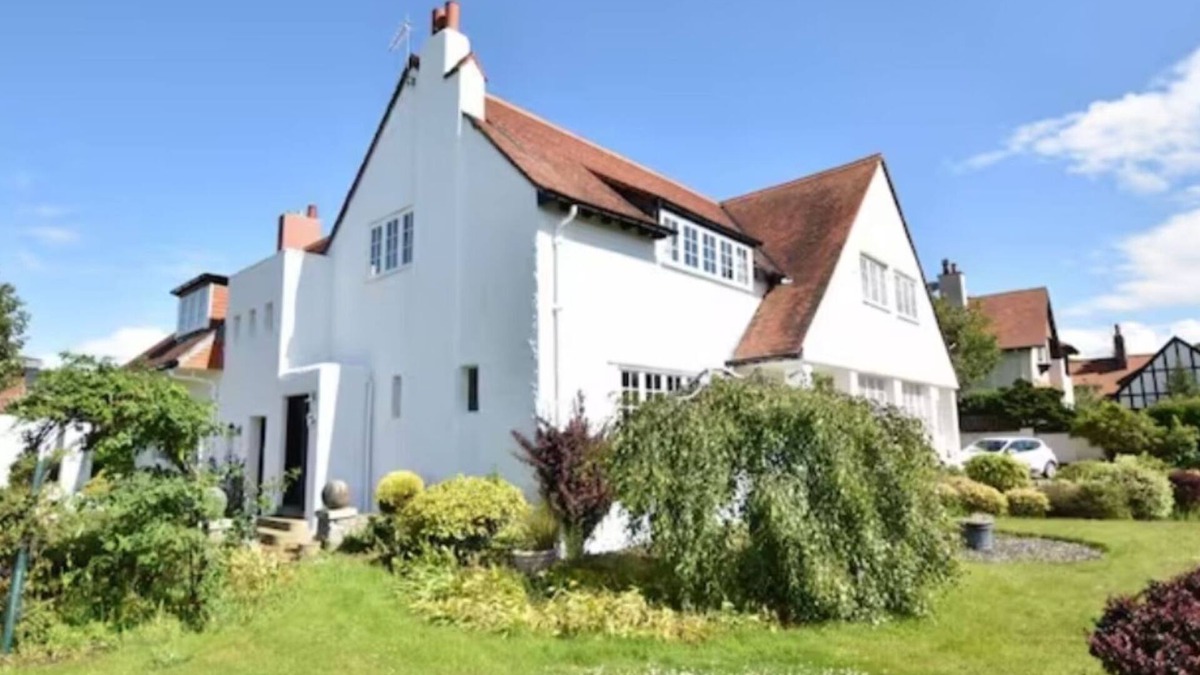 Troon Apartment | BentinckHouse - sleeps 10 guests in 3 bedrooms