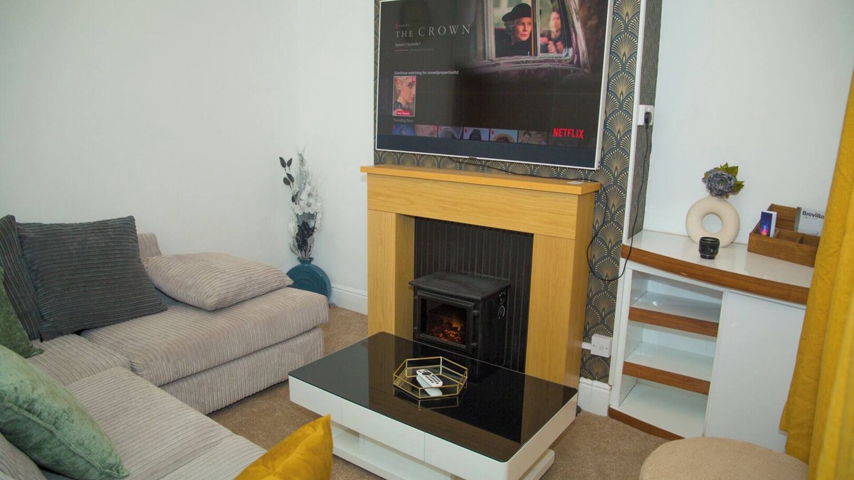 Wolverhampton House | Bentley Bridge Wolverhampton 3 Bedrooms House - Perfect for short or Long stay