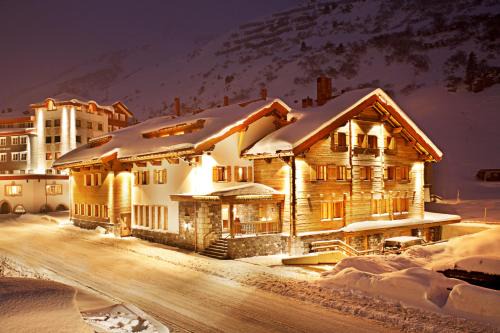 Zuers Ski Chalet | Bentleys House MOUNTAIN Residence
