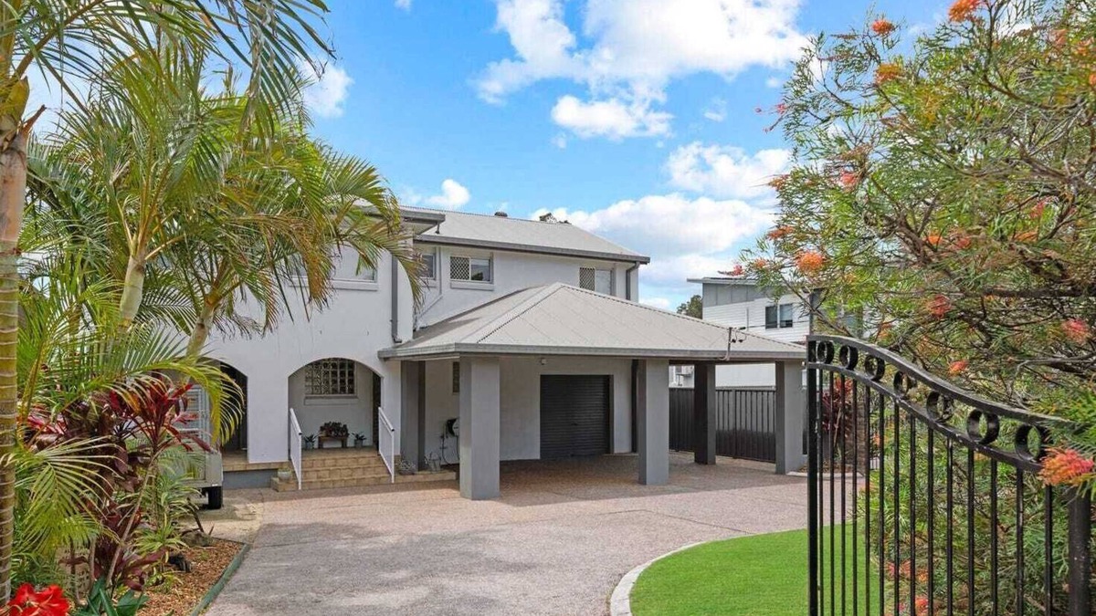 Berkeley Vale House | Berkeley Waterfront: Boater’s & Family’s Paradise