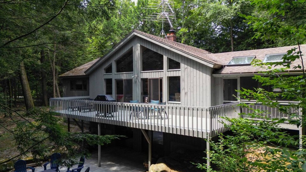 Sandisfield House | Berkshire Holiday Home with Hot Tub & A+ Amenities