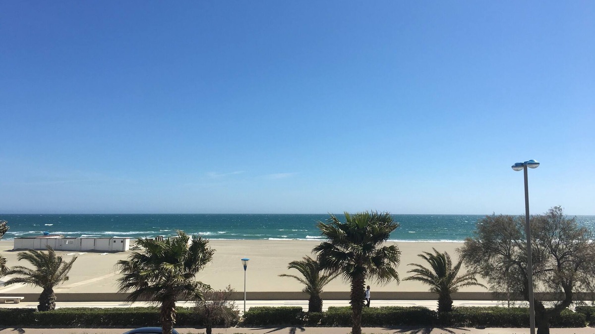 Le Grand Large Apartment | Berlinette T2 F2 crossing 3 faces on the Seafront of Canet Sud. Car park.