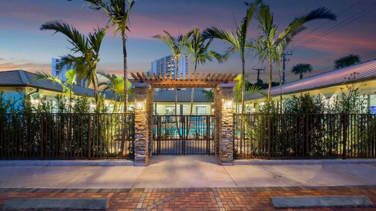 Singer Island Apartment | Bermuda Bungalows #1 🌴🏄‍♀️Quick Walk to Public Beach 🏊🩴Pool/Spa On-Site 🏖️🌅Downtown Singer Island 🌊😎Walk to Restuarants, Bars, Shops 🐬🌞Free On-Site Parking!